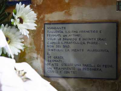 ...vi � trascritta la �preghiera del viandante�, le cui parole invitano coloro che passano a raccogliersi in un momento di riflessione e a trovare conforto nella preghiera